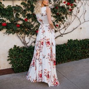 FLORAL SLEEVELESS MAXI DRESS
